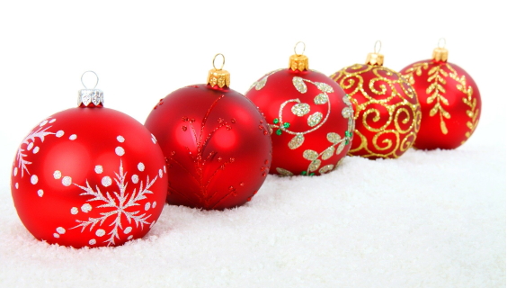 Røde julekugler med guld og sølv dekoration